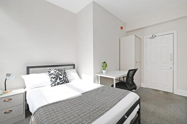 3 bed Apartment to rent Image 2