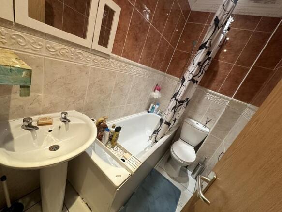 5 bedroom Flat for rent