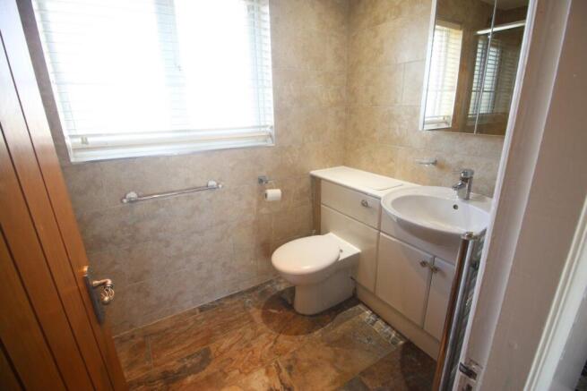 4 bed House to rent Image 9