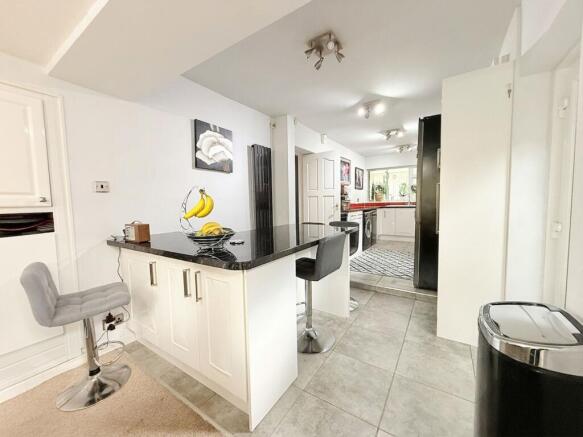 5 bed Detached for sale Image 7