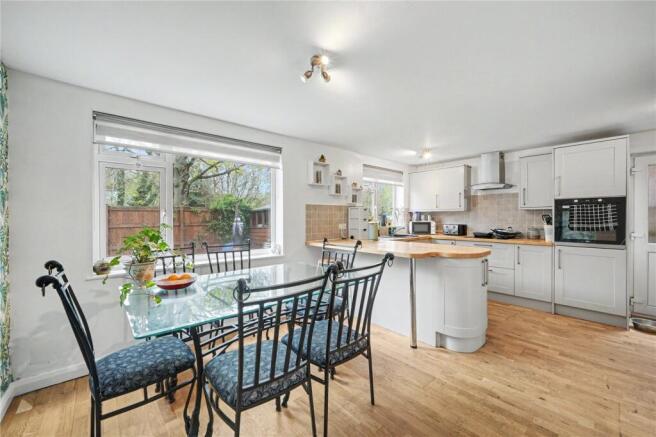 5 bed Detached for sale Image 7