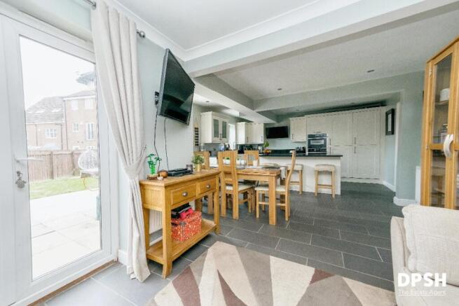 5 bed Detached for sale Image 8