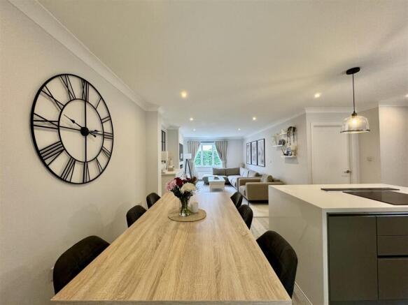 4 bed Link Detached House for sale Image 10