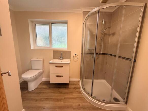 Bedroom 4 Ensuite.jpg