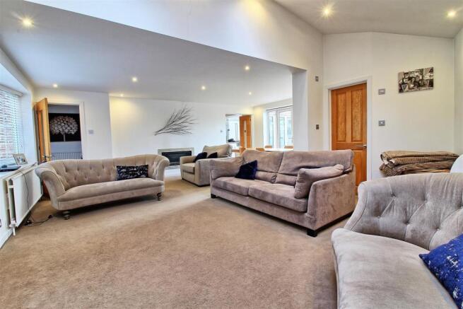LOUNGE/DINING ROOM