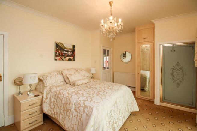 4 bed Detached Bungalow for sale Image 8