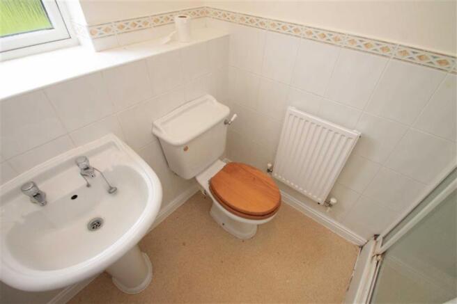 EN-SUITE SHOWER ROOM