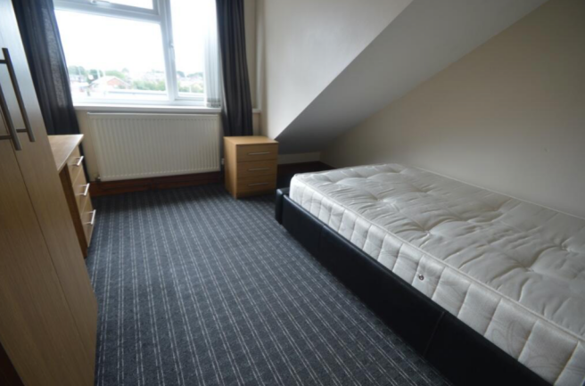 4 bed Semi-Detached to rent Image 4