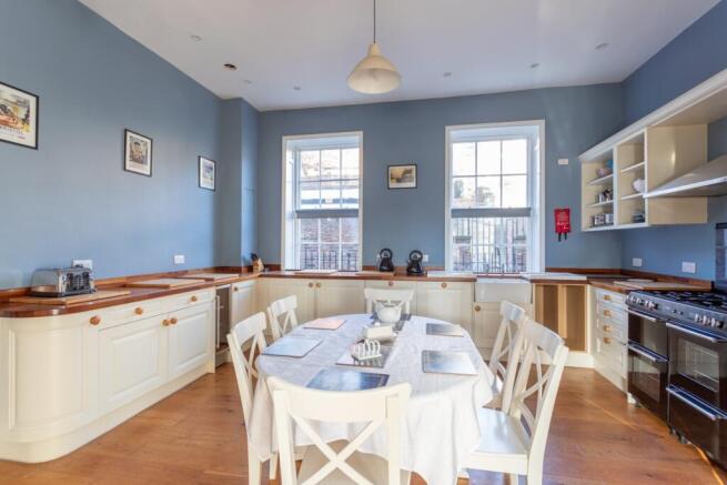 5 bed Detached for sale Image 7