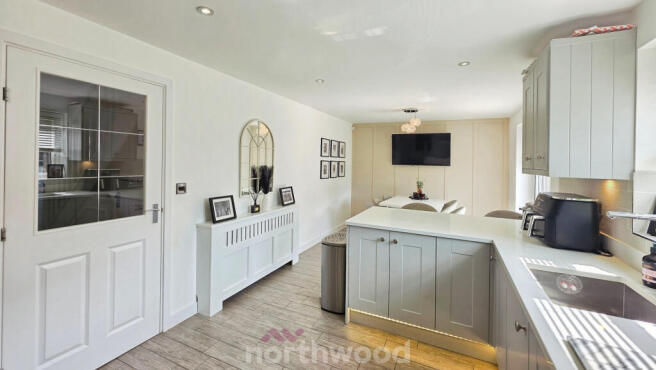 5 bed Detached for sale Image 6