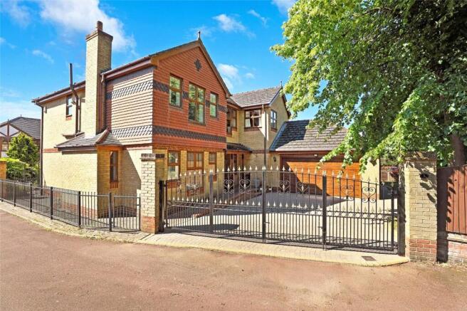 5 bed Detached for sale in wakefield