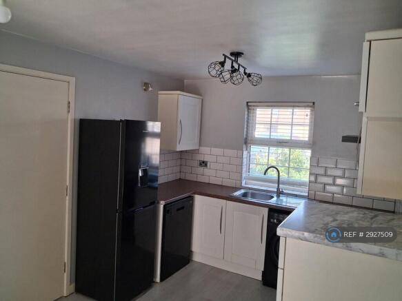 3 bed Semi-Detached to rent Image 7