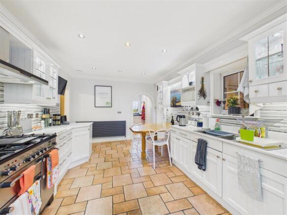 4 bed Semi-Detached for sale Image 8