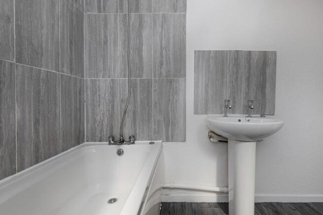 2 bed Ground Flat to rent Image 12
