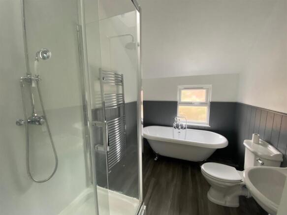 129 bathroom.jpg