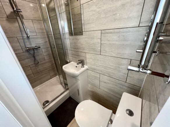 87 St Margaret Road - En-suite Bath Room 5.jpeg