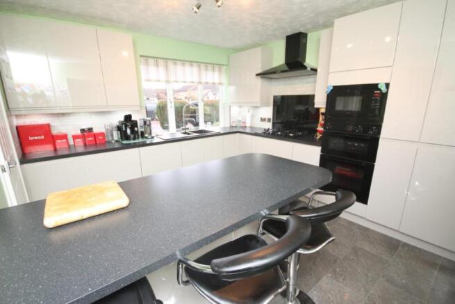 FITTED KITCHEN