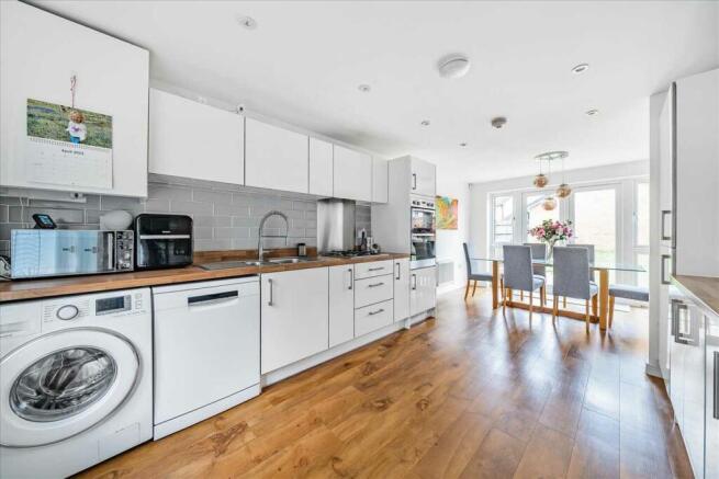 KITCHEN/DINING ROOM