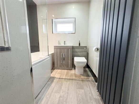 FAMILY BATHROOM