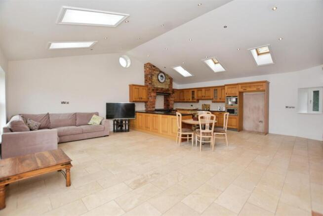 4 bed Detached for sale Image 6
