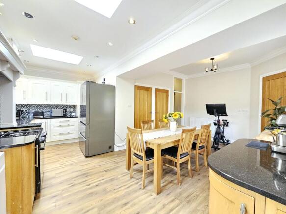 4 bed Semi-Detached for sale Image 10