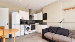 40, Triangle Place, London SW4 7HX