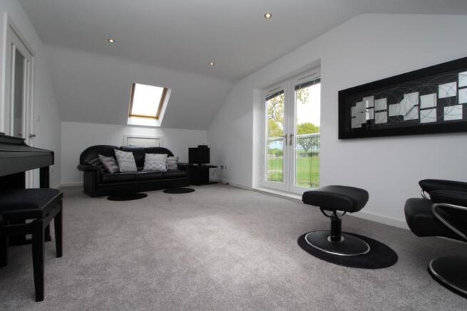 BEDROOM/LIVING ROOM