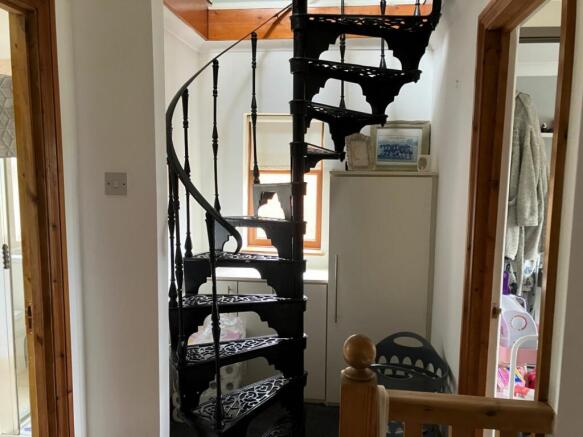 FIRST FLOOR LANDING