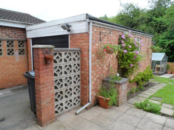 GARAGE/DRIVEWAY