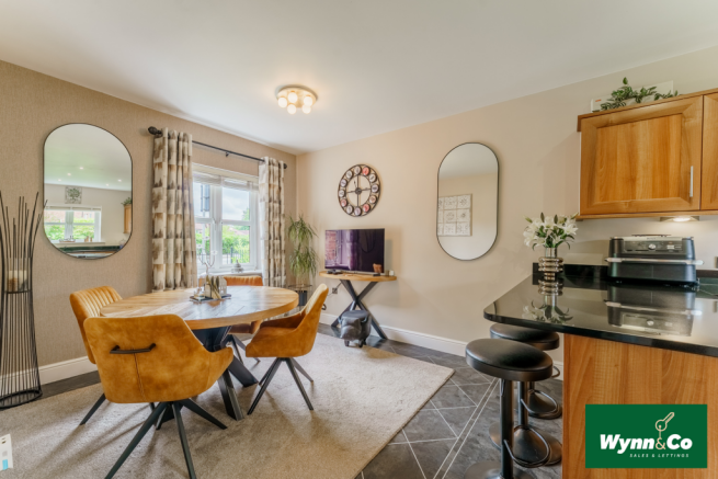 5 bed Detached for sale Image 11