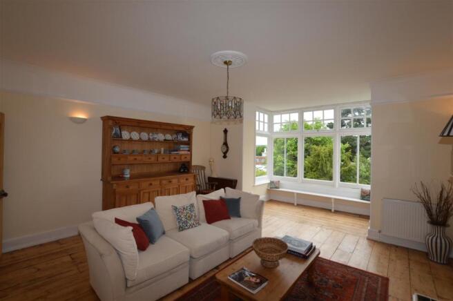 Living room/Dining room: