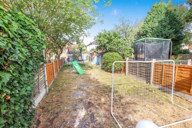 ENCLOSED REAR GARDEN