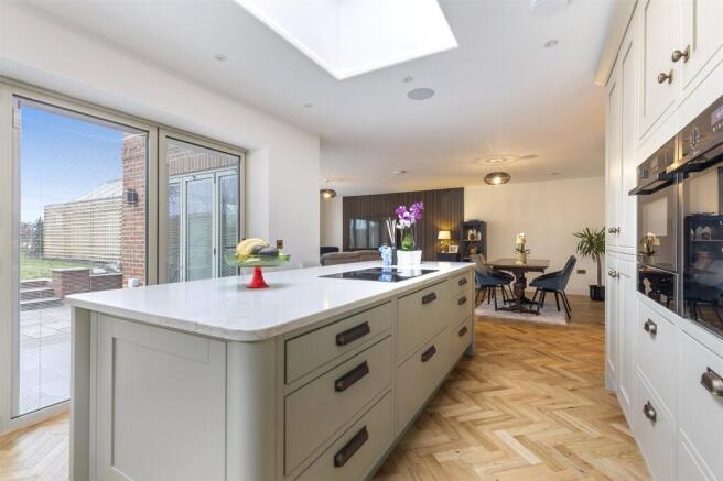 4 bed Detached for sale Image 9