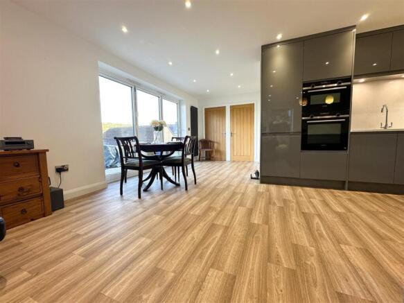 5 bed Detached for sale Image 12