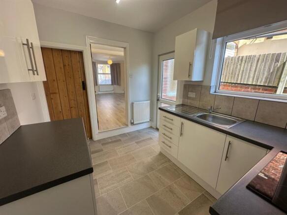Kitchen 2.jpeg