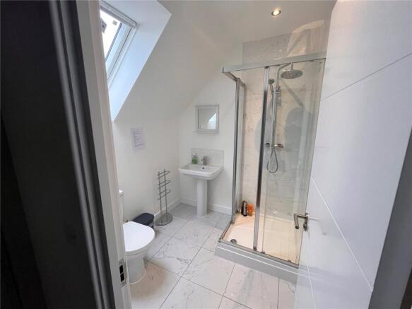 4 bed Semi-Detached to rent Image 9
