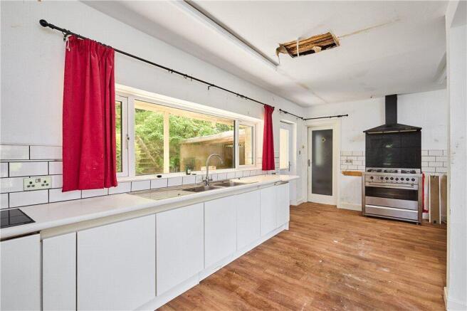 5 bed Detached for sale Image 7