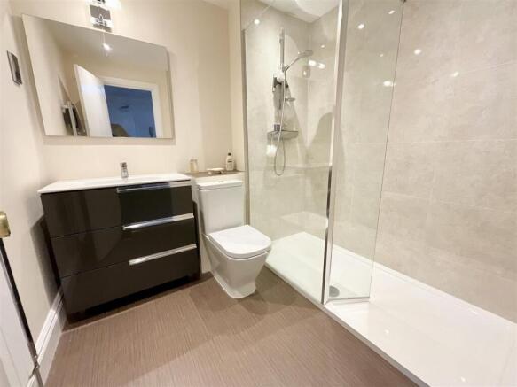 2 bed Flat for sale Image 7