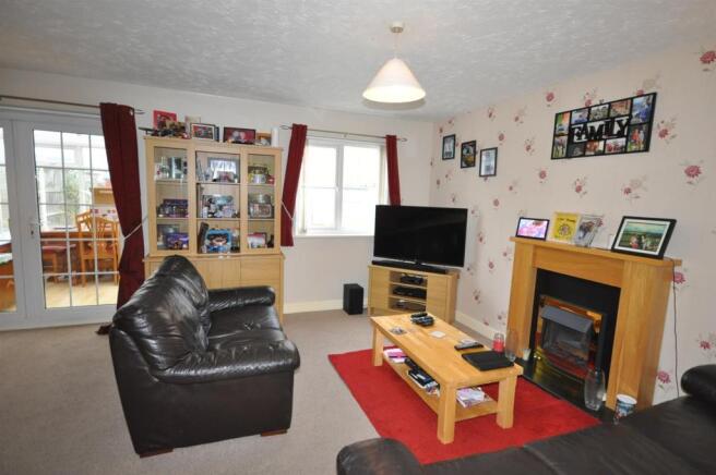 LOUNGE & DINING AREA