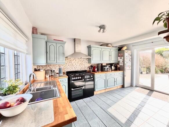 4 Seal Road, Selsey photo 4