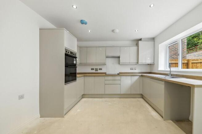 4 bed Detached for sale Image 7