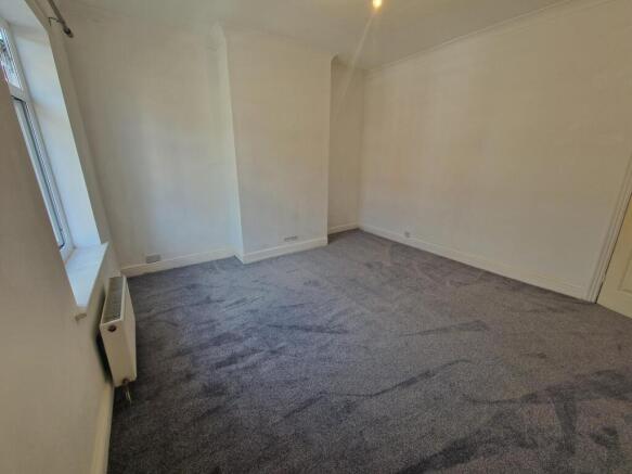 2 bed Terraced to rent Image 5