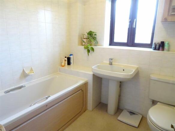 EN SUITE BATHROOM
