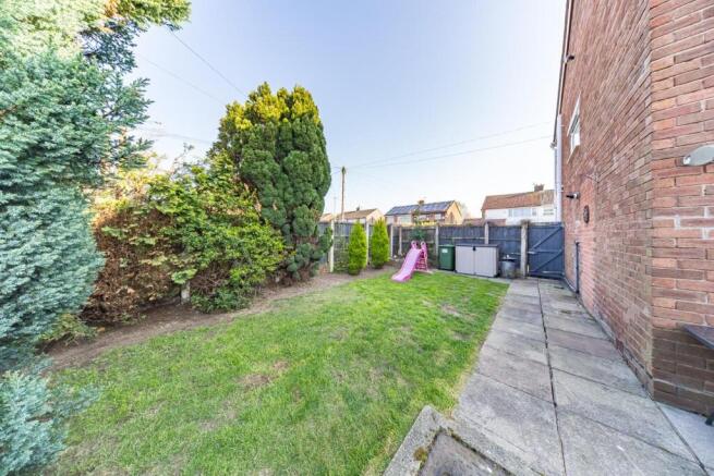 37 Deepdale Drive side garden.jpg