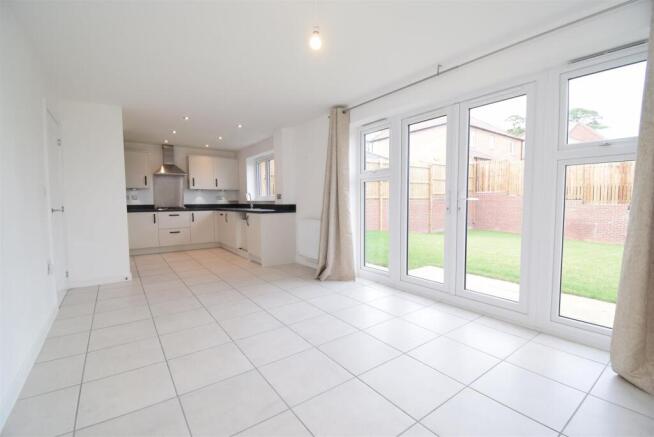 4 bed Detached to rent Image 5