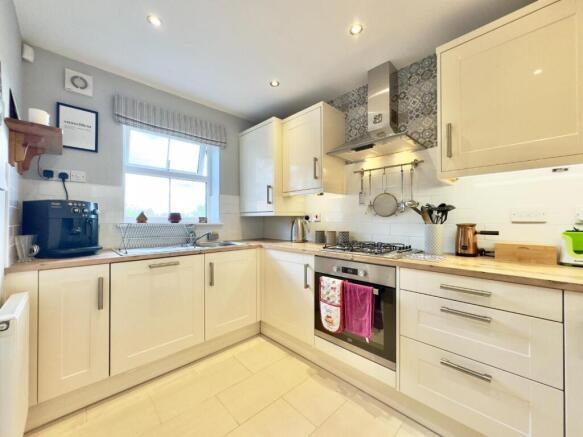 4 bed Town House to rent Image 4