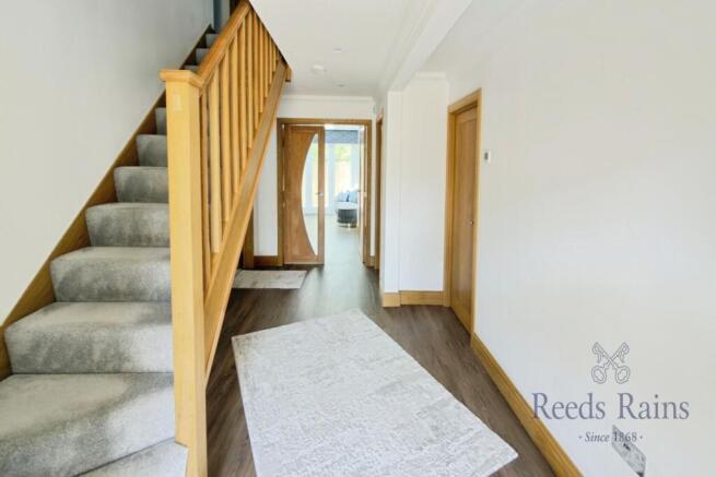 5 bed Detached for sale Image 8