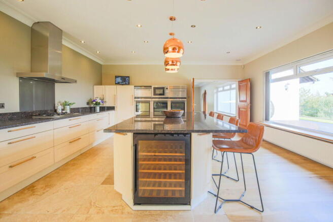 9 bed Detached for sale Image 7