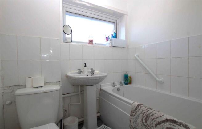 2 bed Terraced to rent Image 5