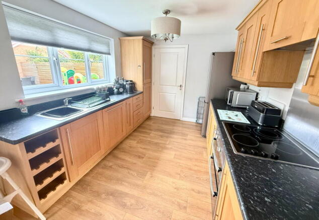 4 bed Detached for sale Image 6